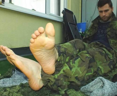 whitemalefeet:  Army guy feet are always