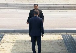 killzombieseatbacon:  libertarian-lady:   I can’t believe what I just watched. I truly never thought I would see this day. The South and North Korean presidents meeting at the DMZ, crossing each other’s borders, and walking together to the south for
