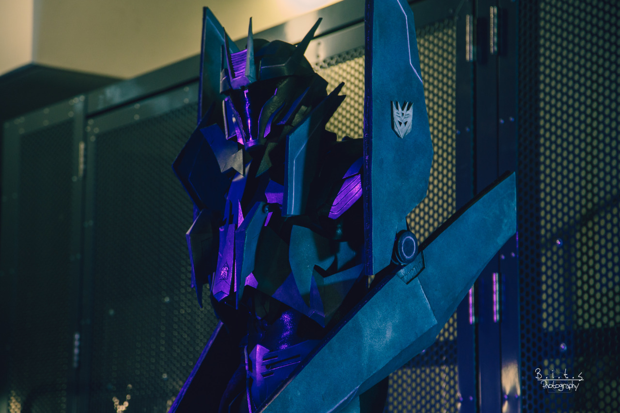 uniformshark-approves:  xemnasss:  Soundwave- Cosplay from Transformers PrimeI finally