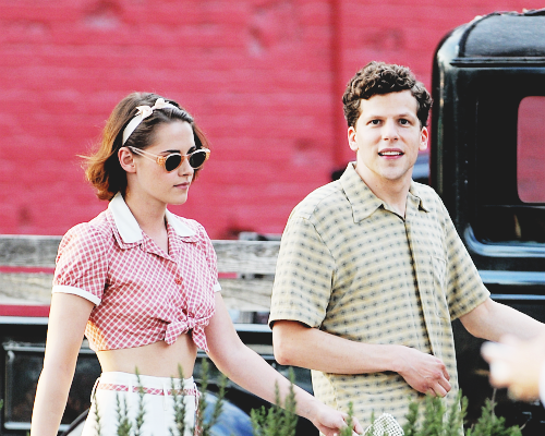 melindasordinos:Kristen Stewart & Jesse Eisenberg on set | 08.25.15