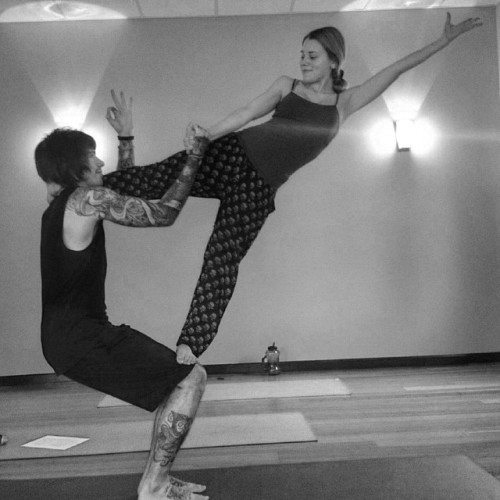 Reunited with my acro partner @nick_visanka ✨ Such an amazing workshop with with the #alwaysataum cr