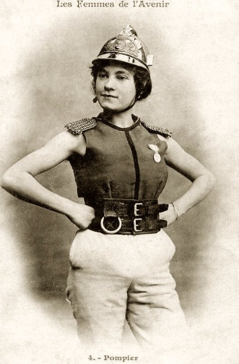mad-moiselle-bulle:Women of the future.French photographic postcards. This set concentrates on the 