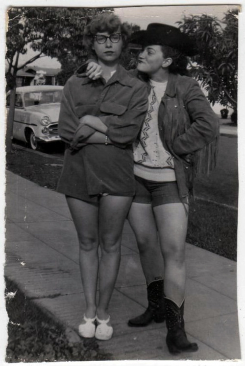 captain-cliffy:back-then:Smoking cowgirl and her unimpressed friend c. 1950s ift.tt/2bd4pfk@c