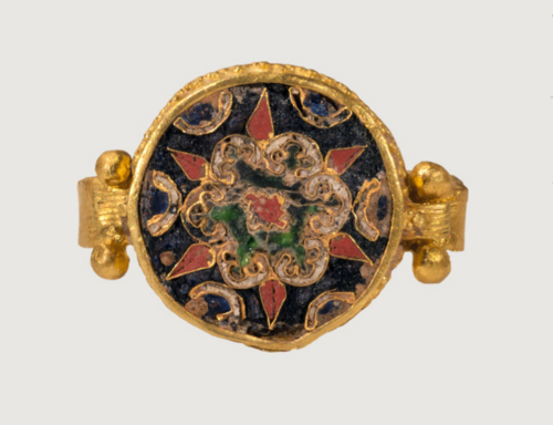 gemma-antiqua:Byzantine gold and cloisonné ring, dated to the 10th century CE. Found on Medie