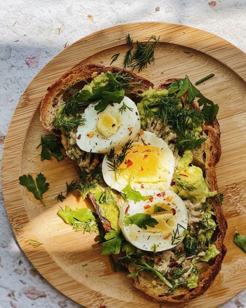 All about the easy/lazy meals ✨ Sourdough topped with mashed avo, baba ganoush, eggs, dill and parsl