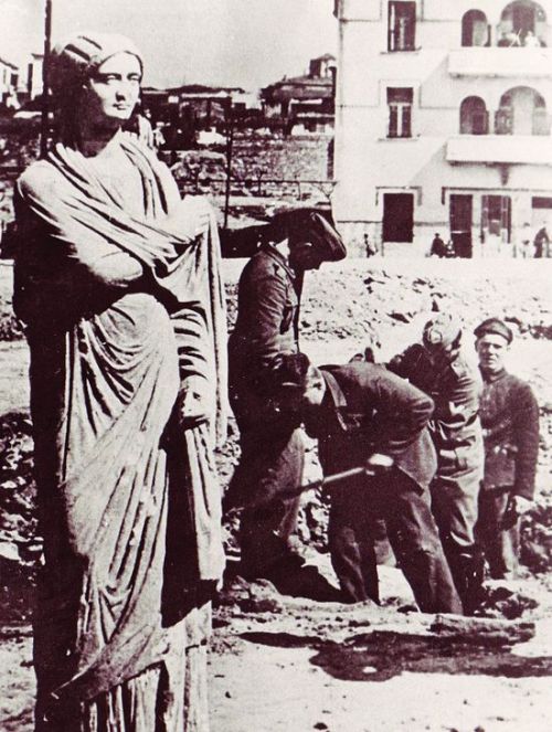 gemsofgreece:German soldiers accidentally unearth an ancient statue in Thessaloniki city during the 