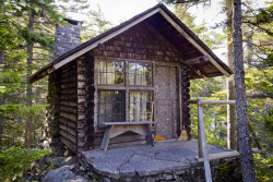 disasterpreppers:  Today’s cabin in the woods http://howtogetyourowncabininthewoods.com/  Nice