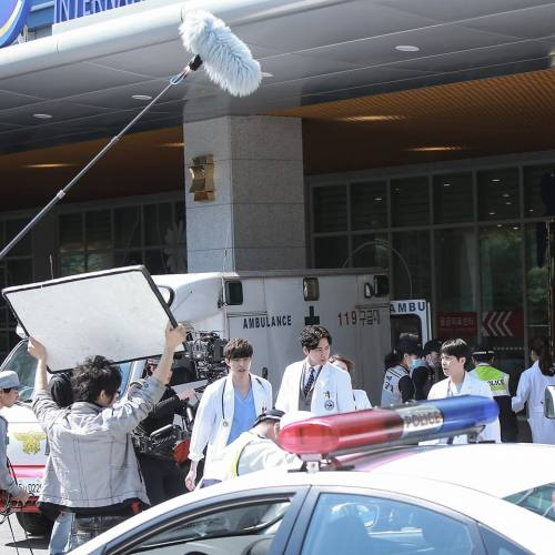 natwalan:[Photo] Lee Jong Suk @ Doctor Stranger Shooting From daehwakoh PD PART 16 (7P)Credit : ©d