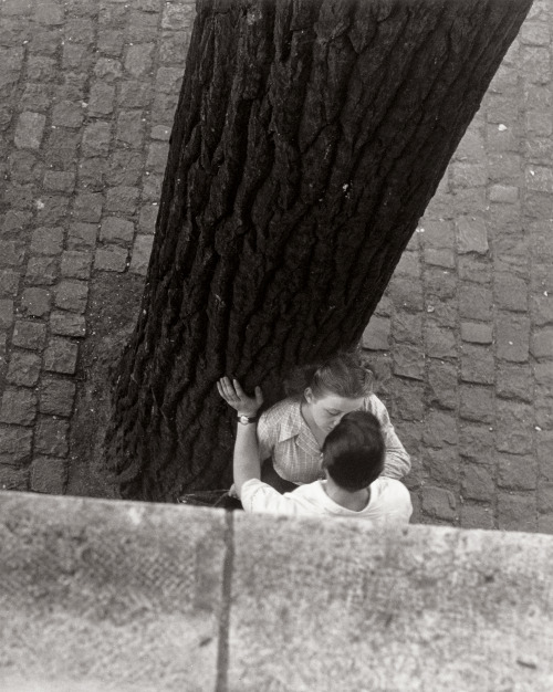 flashofgod:Izis Bidermanas, Bords de la seine, Paris, 1949.