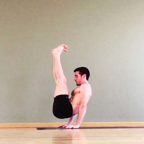 yogamen:  @vidasana_yoga