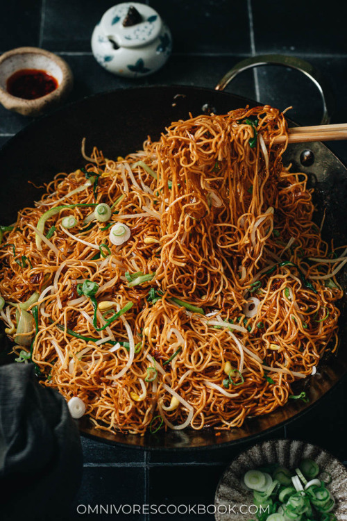 foodffs:Soy Sauce Pan Fried Noodles (广式豉油皇炒面)Super fast and easy soy sauce pan fried noodles that yo