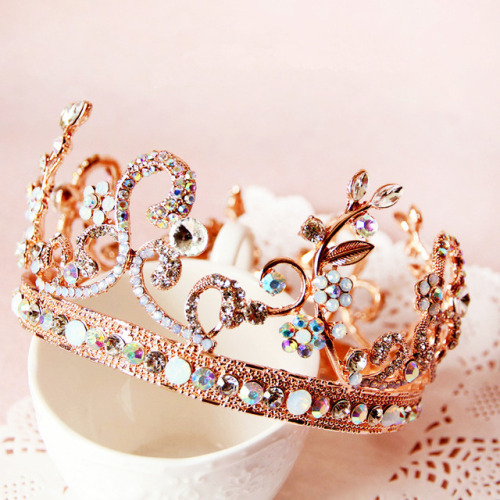 Rose Gold Crystal Bridal Tiara | © Dower me