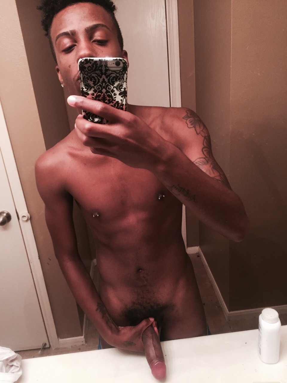 marcussnow69:  cameraphoneguys:  Submit today !!!! Full body only!!!Kik/snap/Skype/fb@