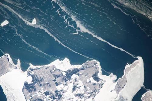 Windblown ice threads in Lake MichiganWinds blowing up from the south west are carrying strings of s