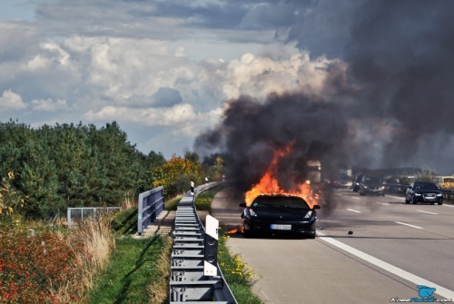 kneerabbit-klauskniehase:  Burning Lamborghini Gallardo Spyder 