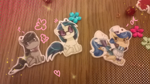 the-hatter-and-the-hare:  Here it comes! The BIG MLP KEYCHAIN GIVEAWAY! That’s what you’ll get: 1st Winner: Three keychains of your choice! Free choice since you will be the first one! 2nd Winner: Two keychainsof your choice! From the remaining ones!