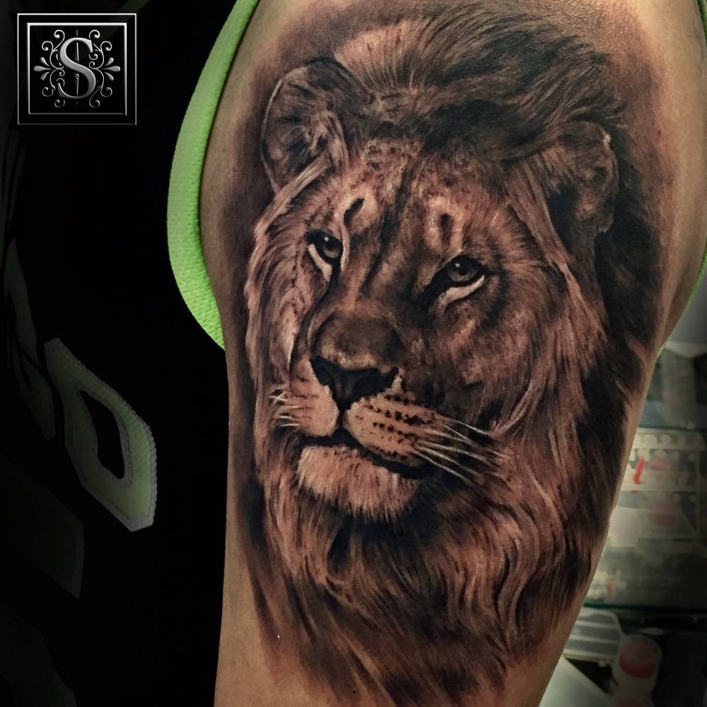 Tatuajes para Hombres — Tatuaje de un león en estilo blanco y negro...