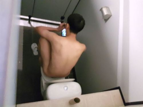 armystickystories:Commando in the toilet… If he’s taking a dump, why need to take off shirt? Or is he… 😋😏💦💦💦