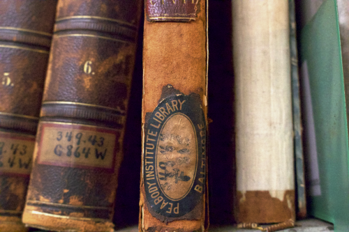 Ever wondered what it looks like up in the stacks of the George Peabody Library? Wonder no more, fab