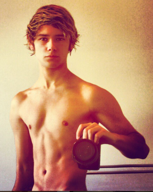manniberlin:  boyperfection101: Sebastian Rhodes (2/4)  Selfie boy XXL 