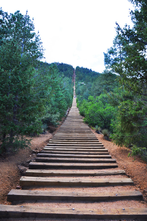 liladymountain:  minhfinntravels:  The Stairway to Heaven  The Manitou Incline Manitou Springs, Colorado Constructed in the early 20th century, the Manitou Incline was originally meant for cable cars to haul materials up Pike’s Peak to build pipelines.