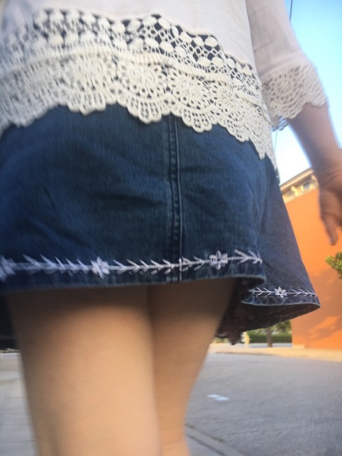 resonantyes:RY shot a little upskirt progression (with rnt’s consent) on the way to trivia nig