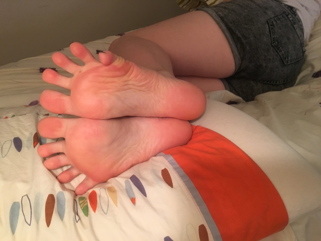 toe-tastic:  Wanna see more then the soles of her pretty feet? Hookup with a cute