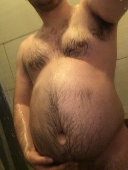 bigwolfcakebelly:  ;) Risqué gym shower selfie.