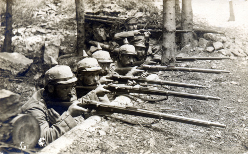 historicalfirearms:Gewehr 1888 ‘Commission Rifle’German Troops in their ‘Schü