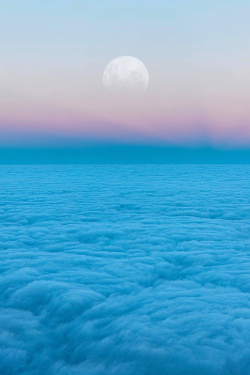 lsleofskye:Cotton candy skies over the Tasman Sea during the full moon | kylekotajarvi