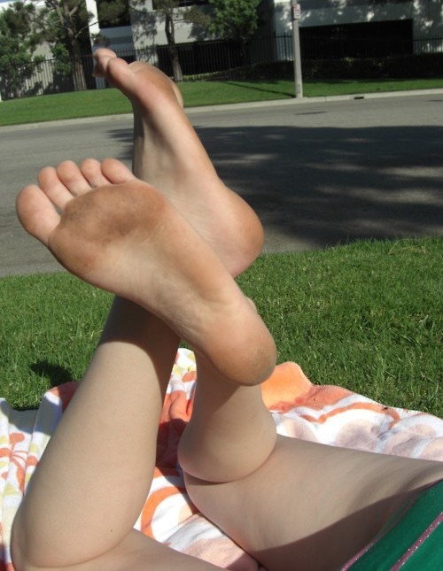 fuckyeahdirtyfeet:Dirty feet on the front lawn. <3 <3 <3