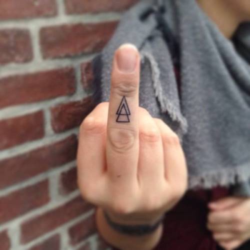 pequenostatuajes:  Tatuaje de dos triángulos que simbolizan “fuego sobre fuego”. Artista tatuador: Christopher Henriksen 
