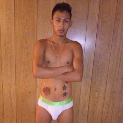 loscherosexhibicionistas:  Prostituto disque “dotado” (juzgue ud) pronto les