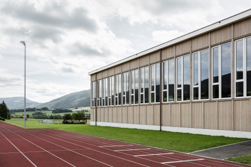 subtilitas:Menzi Bürgler Architekten - Sports hall, Matzendorf 2016. Photos © Beat Bühler. Afficher 