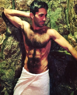 mynewplaidpants:  I am helpless when confronted by Nev Schulman’s body hair.