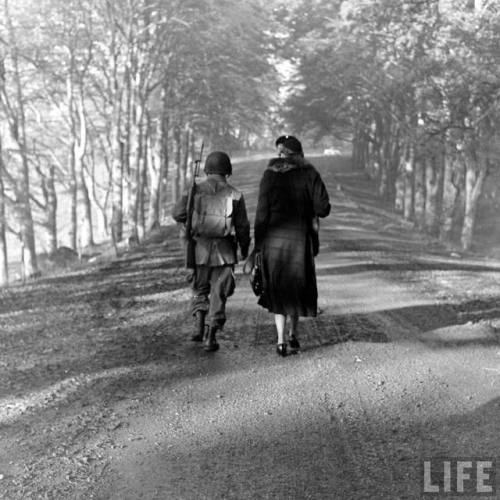 Eleanor Roosevelt visits American troops in the UK(David E. Scherman. 1942)