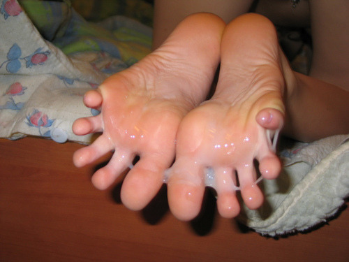 feetfiends:  i wanna cum on a girls feet sooo bad