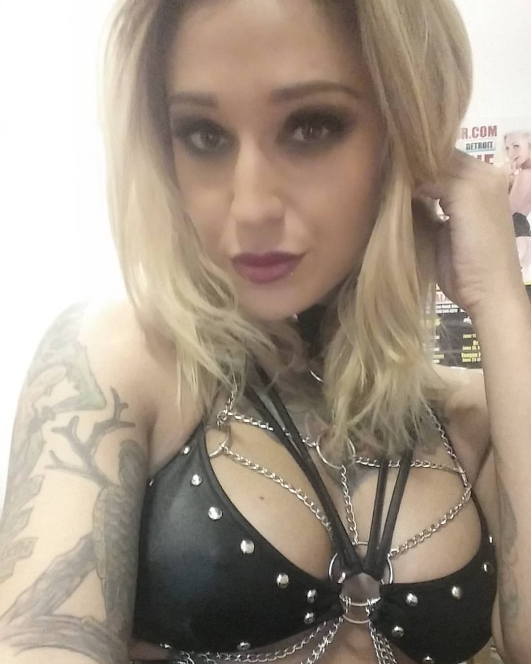 kleiovalentien:  Last show for the night coming up soon. #kleiovalentien #featuredancer