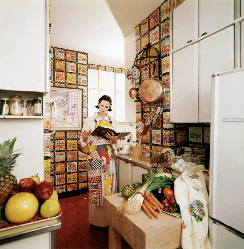 Gloria Vanderbilt in the kitchen of her United Nations Plaza apartment, photographed by Horst P. Hor