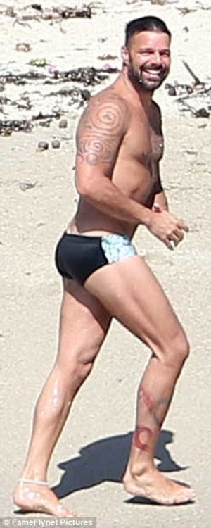 lamarworld1:(PT.2) Ricky Martin bulge & cakes