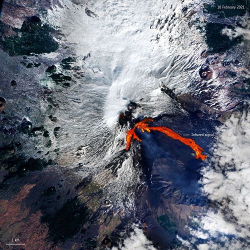 colchrishadfield:Splash of Earth’s blood as it boils over - lava pouring out of Mount Etna this week