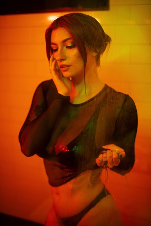 spookyy-foxx:I love the night but not the starsThe fame suckers in their block-long carsI fucking hate the internetFive-star hotel and I don’t feel well