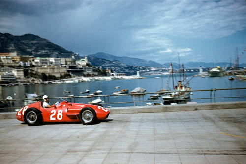frenchcurious:Stirling Moss (Maserati 250F) vainqueur du Grand Prix de Monaco 1956 “Ph. Bernar Cahie