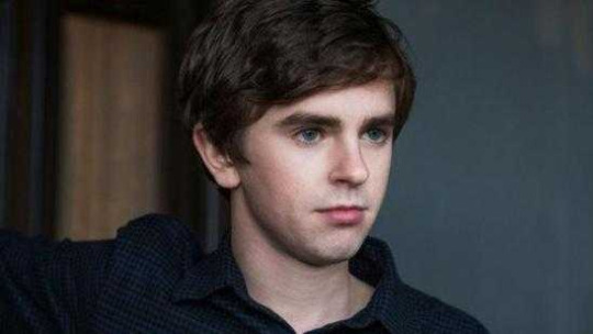 Freddie Highmore 357c00e853d43c251e851cea51bfe3d85bf910e6