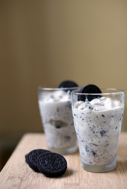 vegan-yums:  Vegan Oreo Ice Cream Flurries by skinny.jeans on Flickr. 
