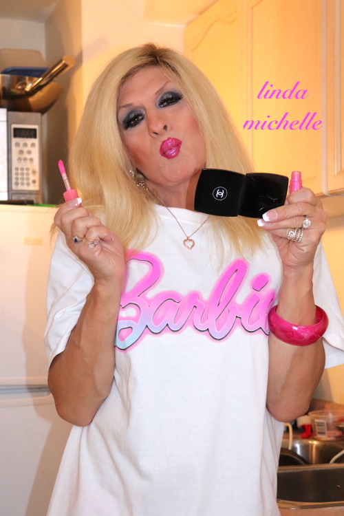 cheffyj1: lindamichelletg: A Barbie girl only wears pink on her lips!! Come wear my pink cock