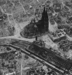 polmaic:  Cologne Cathedral, c. 1945 