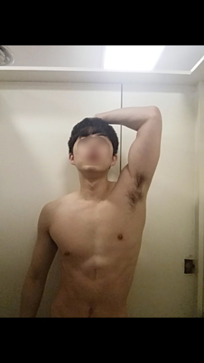 dirtyoutsidedick:  이렇게 올리면 더 자극적일려나 사실 저긴 탈의실이었지요ㅎㅎ 겨드랑이 성애자 엄청 많네요 냄새나는 내 겨드랑이 빨리고싶다..