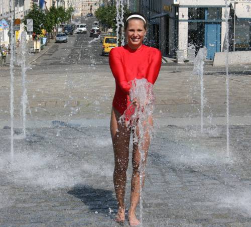 Enjoying the refreshment of this nice fountain on the Markt in Neustrelitz, on this warm summer day!