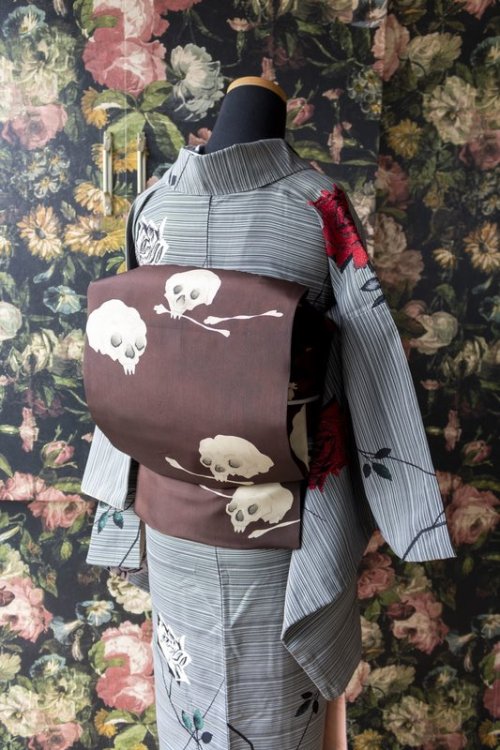 Dokuro (weather-beaten skulls) obi, paired with a modern looking roses kimono (vintage outfit seen o